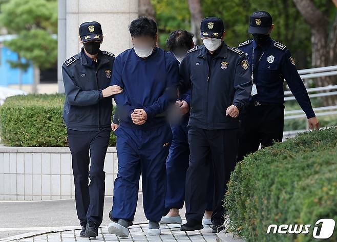 영풍제지 불공정 거래 의혹과 관련해 시세 조종을 주도한 것으로 의심되는 신모씨와 김모씨가 20일 오후 서울 양천구 서울남부지방법원에서 열리는 구속 전 피의자심문(영장실질심사)에 출석하고 있다. 이들은 올해 주가 조작 자금을 모집하는 등 영풍제지 주가를 인위적으로 끌어올린 혐의를 받고 있다. 2023.10.20/뉴스1 ⓒ News1 김진환 기자