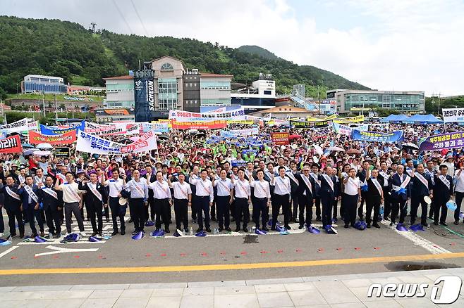 우주항공청 설치 특별법 국회 통과를 촉구하는 경남도민 궐기대회가 지난 9월 3일 사천 삼천포공대교공원에서 열리고 있다. 2023.9.3 뉴스1/한송학기자