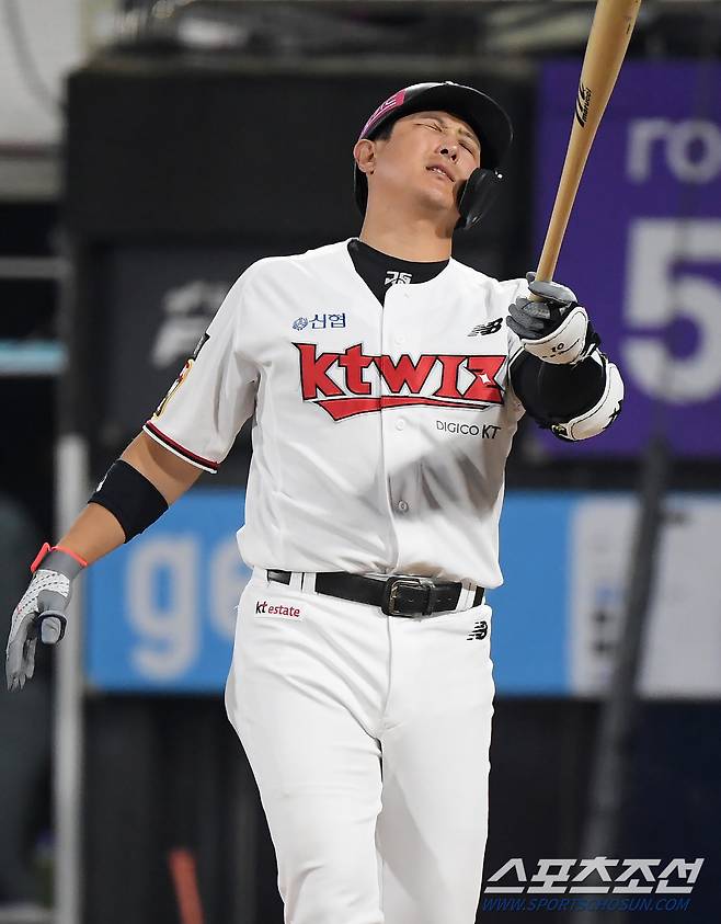 31일 수원 KT위즈파크에서 열린 NC와 KT의 PO2차전. 4회말 황재균이 파울타구에 아쉬워하고 있다. 수원=정재근 기자 cjg@sportschosun.com/2023.10.31/