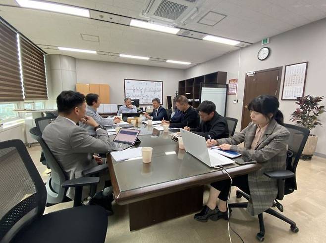 용인시 관계자들이 '공동주택 리모델링 기본계획' 수립을 위한 중간보고회에서 계획안을 논의하고 있다. [사진제공=용인시]