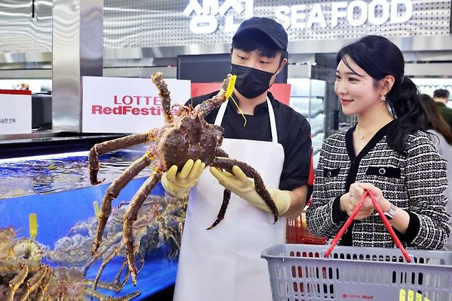 롯데마트 제타플렉스 서울역점 수산매장에서 고객이 반값 킹크랩을 보고있다. /롯데쇼핑 제공