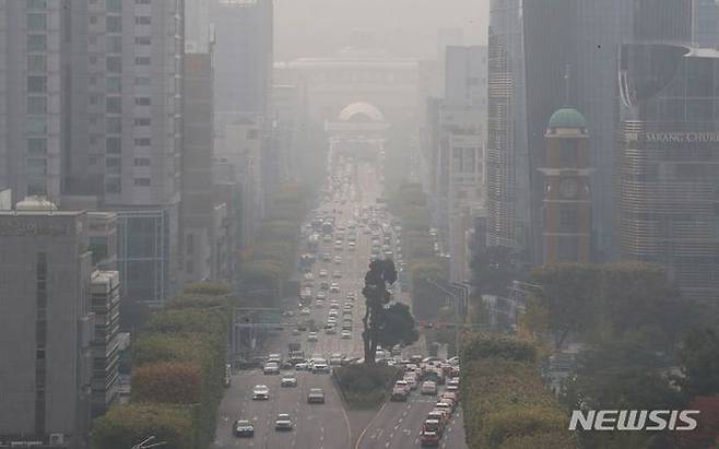 서울 등 수도권지역의 초미세먼지 농도가 나쁨 수준을 보인 지난 26일 오전 서울 강남 일대가 뿌옇게 보이고 있다. ⓒ뉴시스
