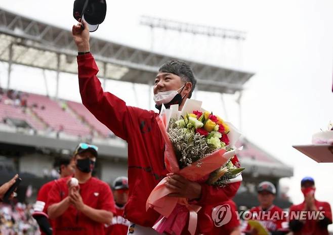 100승 달성한 김원형 감독 (광주=연합뉴스) 조남수 기자 = 29일 광주기아챔피언스필드에서 열린 프로야구 2022 KBO리그 SSG 랜더스와 KIA 타이거즈의 경기에서 SSG 김원형 감독이 통산 100승을 달성, 축하의 꽃다발을 받고 원정 응원을 펼친 팬들에게 인사하고 있다. 2022.5.29 iso64@yna.co.kr (끝)