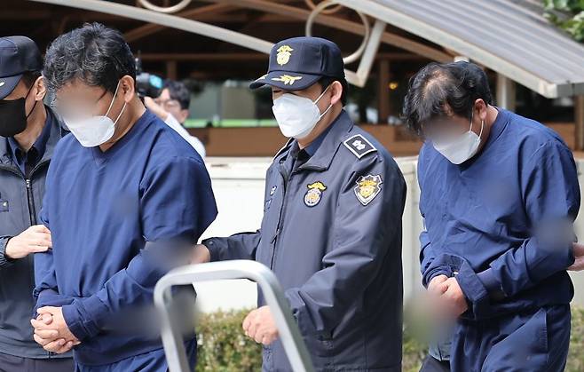 영풍제지 불공정 거래 의혹과 관련해 시세 조종을 주도한 것으로 의심되는 신모씨와 김모씨가 20일 오후 서울 양천구 서울남부지방법원에서 열리는 구속 전 피의자심문(영장실질심사)에 출석하고 있다. 이들은 올해 주가 조작 자금을 모집하는 등 영풍제지 주가를 인위적으로 끌어올린 혐의를 받고 있다. 2023.10.20/뉴스1 ⓒ News1 김진환 기자 /사진=뉴스1