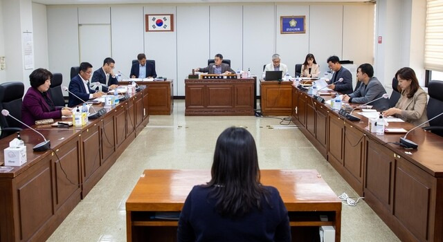 전북 군산시의회 윤리특별위원회는 1일 회의를 열어 술에 취한 상태로 아내의 자동차를 파손한 우종삼 의원에게 공개경고와 출석정지 10일의 징계를 내렸다. 군산시의회 제공