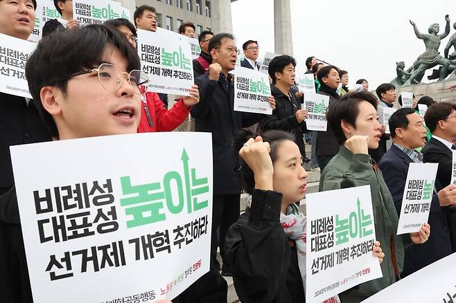 진보4당 및 시민사회단체 회원들이 1일 오전 국회 본관 앞 계단에서 대표성과 비례성을 보장하는 선거제 개혁 촉구 기자회견을 하고 있다. 김봉규 선임기자 bong9@hani.co.kr