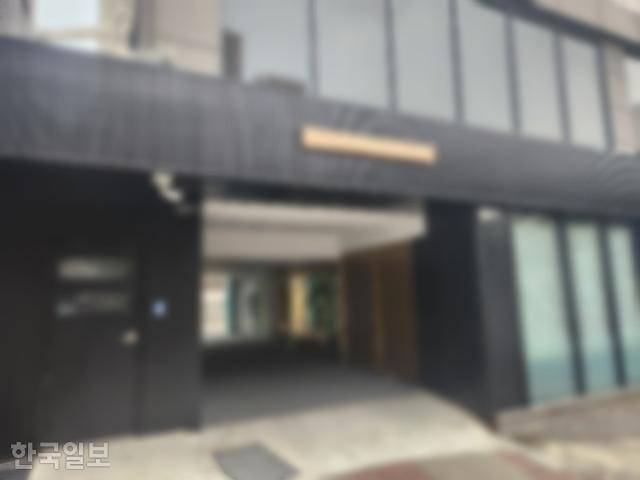 배우 이선균이 자주 드나든 것으로 알려진 서울 강남구의 유흥업소 입구. 이서현 기자