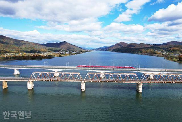 옛 중앙선 북한강철교는 자전거길로 이용되고, 새로 놓은 양수철교에는 수도권전철과 중앙선 열차가 다닌다.