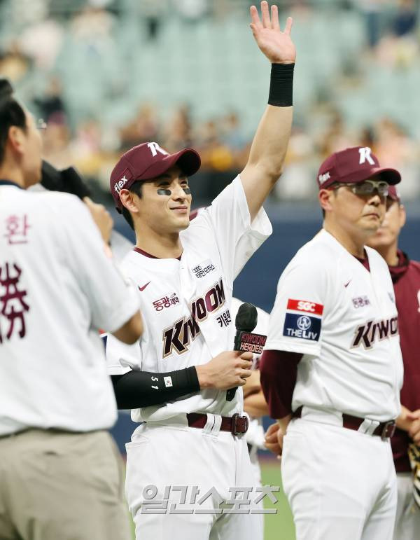 2023 KBO 프로야구 키움히어로즈와 삼성라이온즈의 경기가 10일 오후 서울 고척스카이돔에서 열렸다. 시즌 마지막 홈경기를 마친 키움 이정후가 관중에 인사하고 있다. 고척=김민규 기자 mgkim1@edaily.co.kr