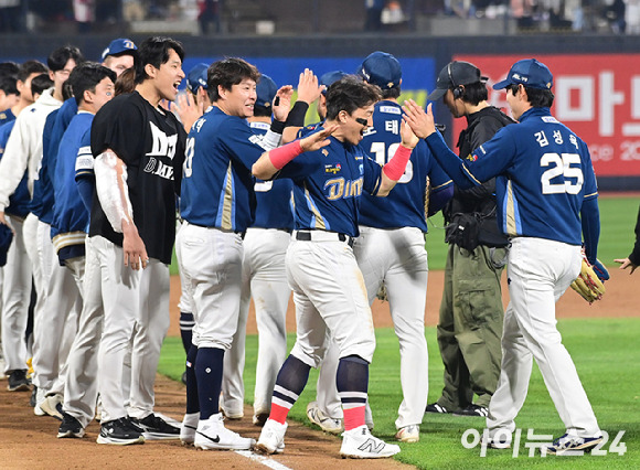 31일 오후 경기도 수원 KT위즈파크에서 열린 '2023 KBO 포스트시즌 플레이오프' 2차전 KT 위즈와 NC 다이노스의 경기가 3-2 NC의 승리로 끝났다. 기쁨 나누는 NC 선수들. [사진=정소희 기자]