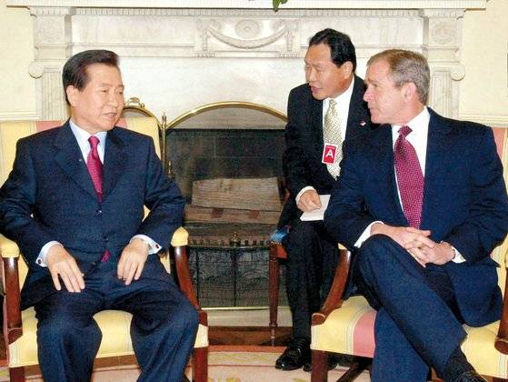 김대중 대통령이 2001년 3월 8일 미국 워싱턴DC 백악관에서 조지 W 부시 미 대통령과 정상회담을 하고 있다. [중앙포토]