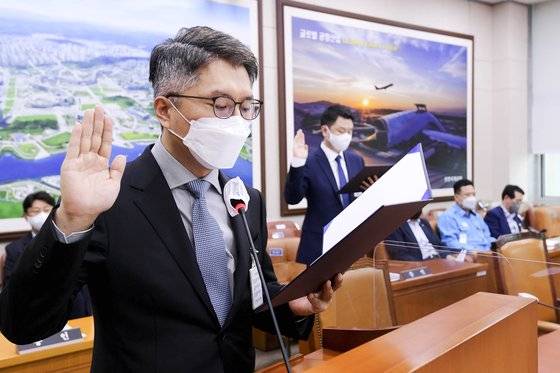 2021년 10월 국회 국토교통위원회 국정감사에서 증인으로 출석한 류긍선 카카오모빌리티 대표(왼쪽)가 선서를 하고 있다. 뉴스1