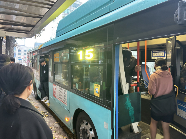 ▲ 춘천시가 1일 시내버스 노선 개편을 단행한 가운데 명동입구 정류장에서 학생들이 버스에서 하차하고 있다. 이승은