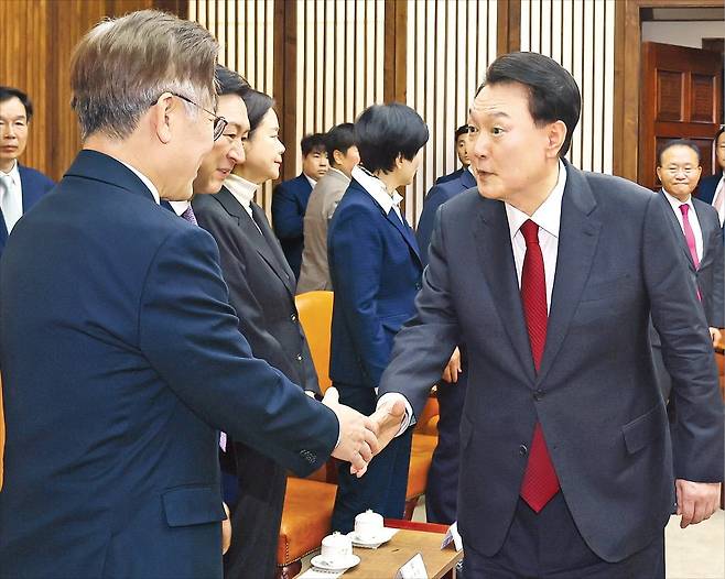 < 이재명과 악수하는 尹대통령 > 윤석열 대통령이 31일 국회에서 2024년도 예산안 관련 시정연설을 하기 전 열린 사전환담에 참석해 이재명 더불어민주당 대표와 인사하고 있다.  김범준 기자