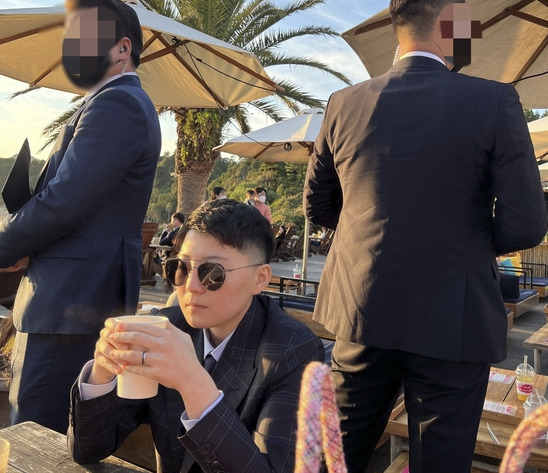 Jeon Cheong-jo at a cafe in Jeju, surrounded by bodyguards. The photo was provided by Gangseo District Office councilman Kim Min-seok. [KIM MIN-SEOK]