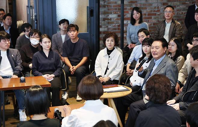 북카페서 둘러앉아…윤석열 대통령이 1일 서울 신촌의 한 카페에서 열린 제21차 비상경제민생회의에서 시민들과 대화를 나누고 있다. 타운홀 미팅 방식으로 개최된 이날 회의에는 소상공인·자영업자·택시기사·대학생 등 시민 60여 명이 참석해 민생 현장의 생생한 목소리를 전했다.  연합뉴스