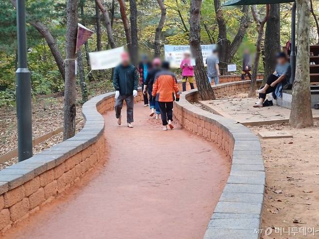 31일 오전 11시쯤 서울 강서구 우장근린공원 힐링체험센터에 마련된 황톳길. /사진=오석진 기자