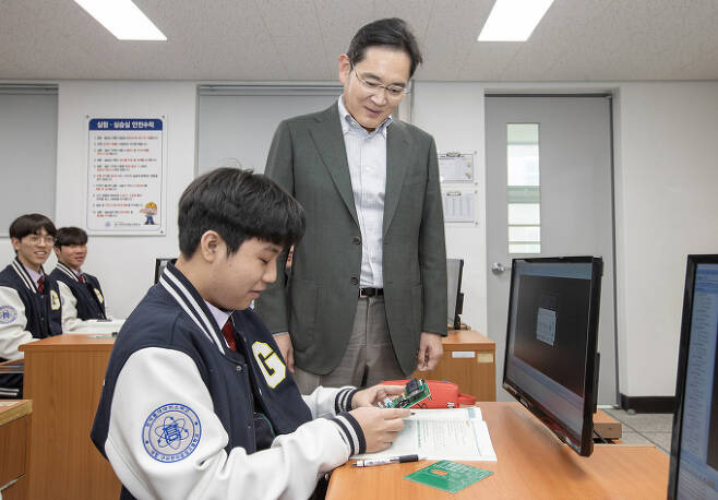 이재용 삼성전자 회장이 지난 3월7일 경북 구미시에 위치한 '구미전자공업고등학교'를 방문해 수업을 참관했다. / 사진=삼성전자