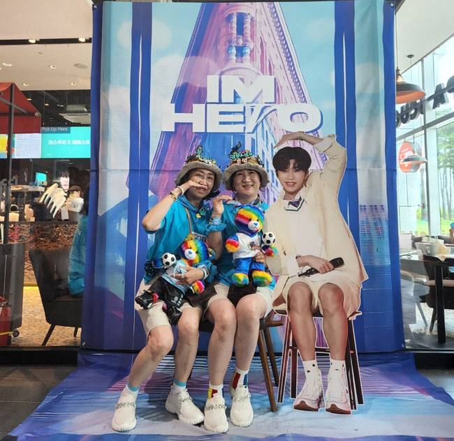 임영웅 입간판 옆에서 포즈를 취한 임혜정(맨 왼쪽) 씨.