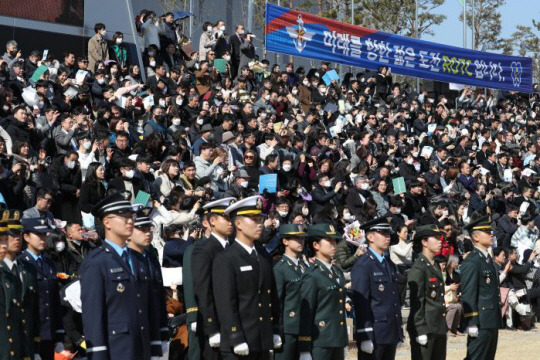 올해 1월  열린 육해공군 해병대 통합 임관식을 지켜보고 있는 신임 장교 가족들. 국방부 제공