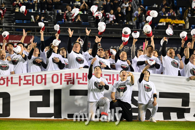 LG가 정규리그 우승 세리머니를 하고 있다./마이데일리