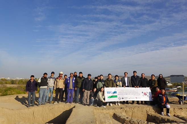 문화유산 기술 원조를 매개로 우정을 쌓고 있는 한국-우즈베키스탄 문화유산 발굴조사 ‘One Team’