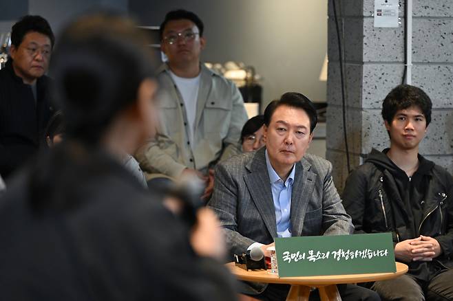 윤석열 대통령이 1일 서울 마포구 한 카페에서 열린 제21차 비상경제민생회의에서 참석자 발언을 경청하고 있다 [연합]