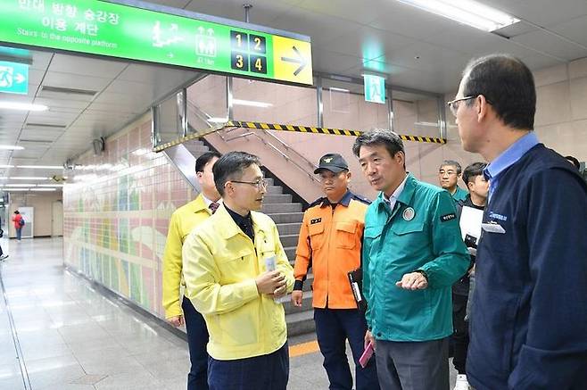 [부산=뉴시스] 안병윤 부산시 행정부시장(오른쪽에서 두번째)이 31일 오후 제18회 부산불꽃축제가 열리는 광안리 인근인 지하철 금련산역을 방문해 안전관리 실태를 점검하고 있다.(사진=부산시 제공) *재판매 및 DB 금지