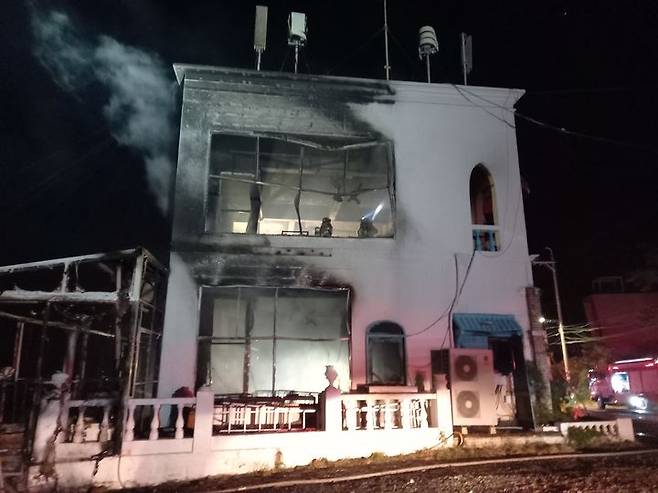 [부산=뉴시스] 1일 오전 부산 기장군의 한 음식점 야외테라스에서 불이 났다. (사진=부산소방재난본부 제공) *재판매 및 DB 금지