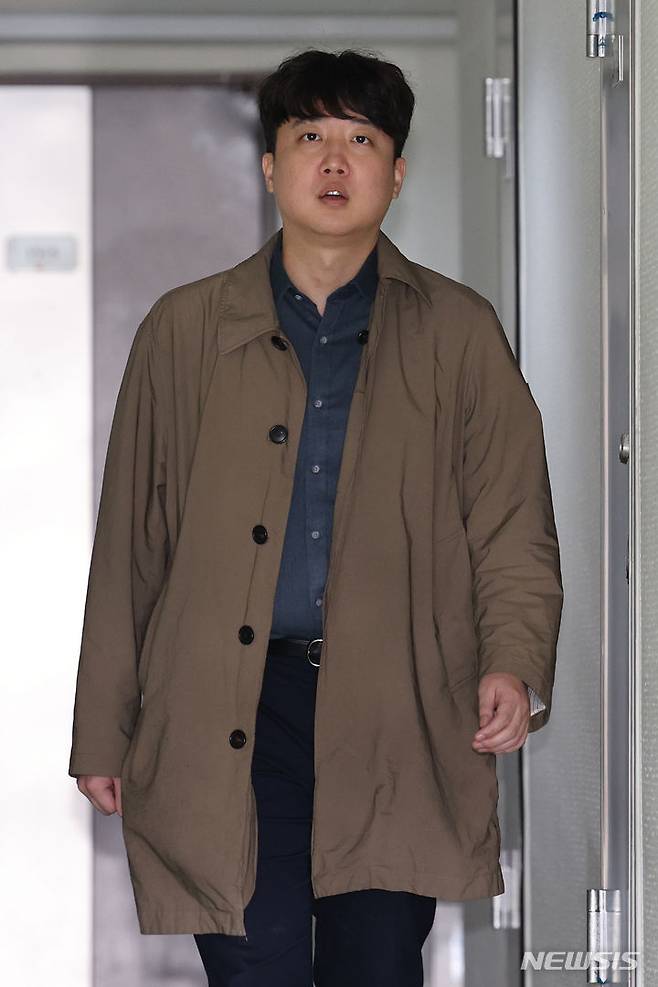 [서울=뉴시스] 김금보 기자 = 이준석 전 국민의힘 대표가 1일 오후 서울 종로구 김종인 전 국민의힘 비상대책위원장 사무실로 향하고 있다. 2023.11.01. kgb@newsis.com