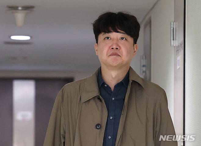 [서울=뉴시스] 김금보 기자 = 이준석 전 국민의힘 대표가 1일 오후 서울 종로구 김종인 전 국민의힘 비상대책위원장 사무실로 향하고 있다. 2023.11.01. kgb@newsis.com
