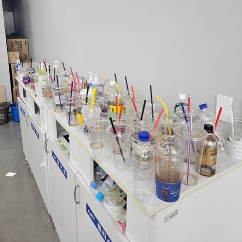 분리수거가 되지 않은 채 버려지던 일회용 컵들. 지구자판기 인스타그램