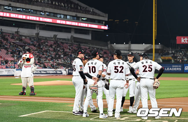 [OSEN=수원, 이대선 기자] 31일 오후 수원 KT위즈파크에서 ‘2023 신한은행 SOL KBO 포스트시즌 플레이오프’ 2차전 KT 위즈와 NC 다이노스의 경기가 열렸다.경기에 앞서 KT 선수들이 경기를 준비하고 있다. 2023.10.31 /sunday@osen.co.kr