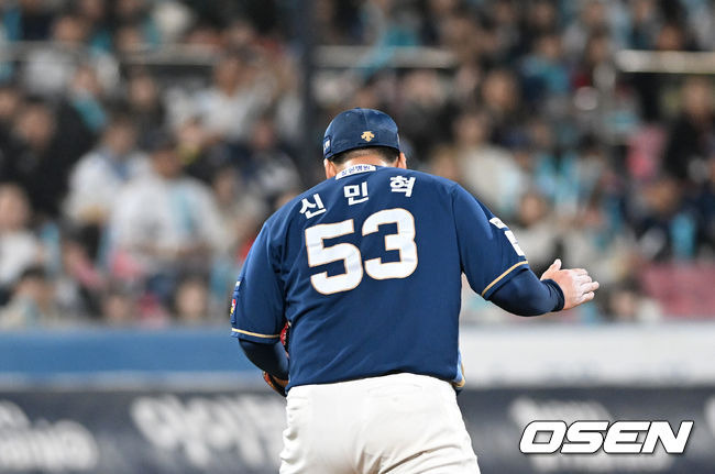 [OSEN=수원, 이대선 기자] 31일 오후 수원 KT위즈파크에서 ‘2023 신한은행 SOL KBO 포스트시즌 플레이오프’ 2차전 KT 위즈와 NC 다이노스의 경기가 열렸다.6회말 2사에서 NC 신민혁이 KT 김상수를 땅볼로 처리하고 환호하고 있다. 2023.10.31 /sunday@osen.co.kr