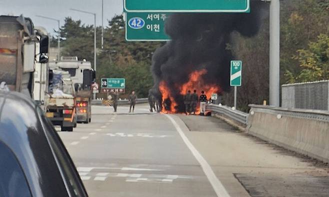 지난 10월 27일 호국훈련을 마치고 부대로 복귀 중이던 수도기계화보병사단 예하 돌진대대 장병들은 경기 여주시 중부내륙고속도로 앙평 방향 갓길에서 불붙은 SUV 차량을 발견 후 초기진화에 나섰다. 연합뉴스