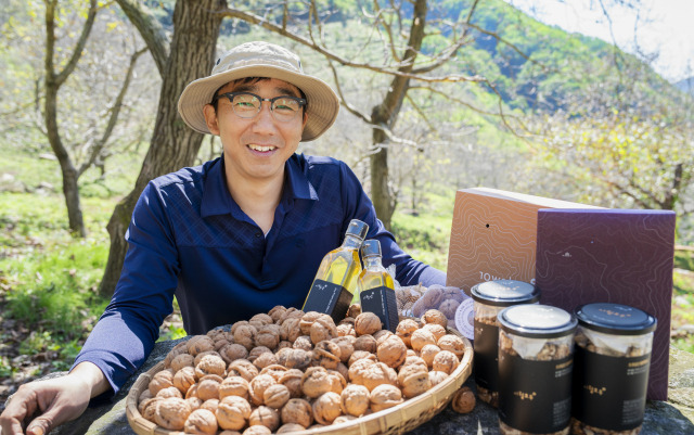 산림청이 선정한 11월 ‘이달의 임업인’ 이영인 우리호두 대표. 사진제공=산림청