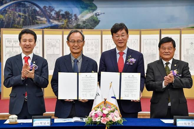 친선·자매결연 협약 기념사진(왼쪽부터 송바우나 안산시의회 의장, 박남서 영주시장, 이민근 안산시장, 심재연 영주시의회 의장). 사진제공ㅣ영주시