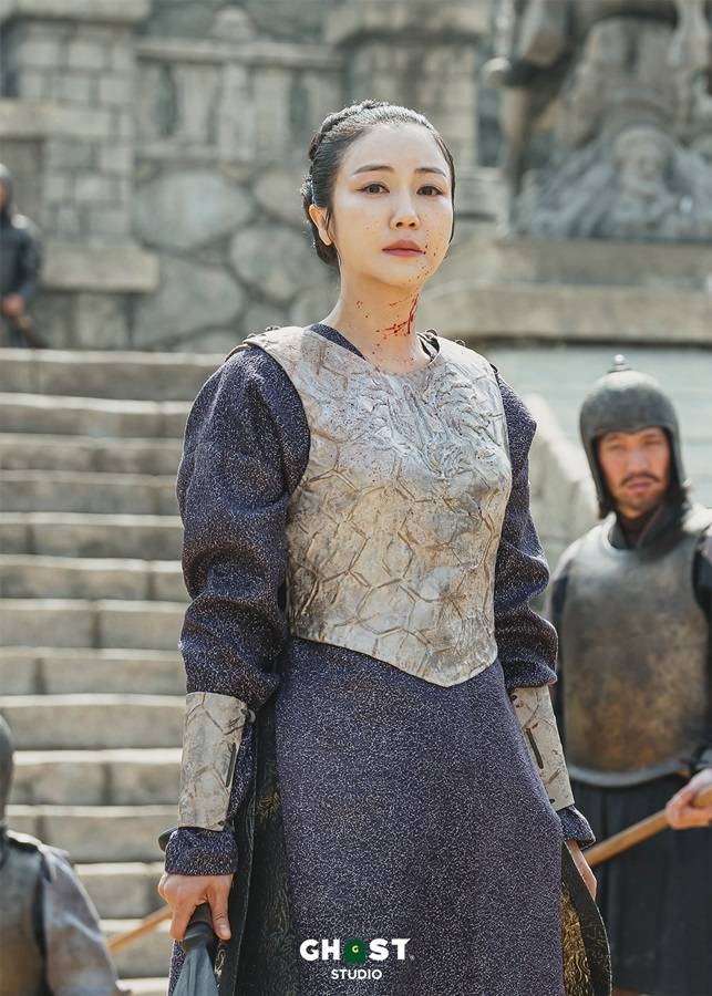 tvN 드라마 ‘아라문의 검’에서 태알하 역을 연기한 배우 김옥빈 출연장면. 사진 스튜디오고스트