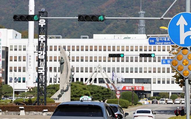 경남도청과 경남도청 앞 누리호 발사체 모형 [연합뉴스 자료사진]