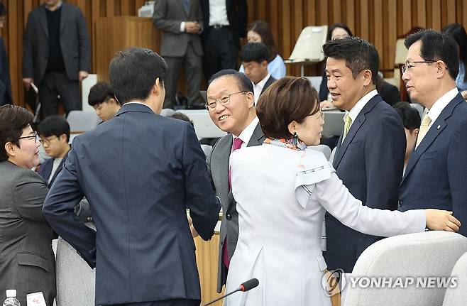 국민의힘 원내대책회의 (서울=연합뉴스) 신준희 기자 = 31일 국회에서 열린 국민의힘 원내대책회의에 윤재옥 원내대표와 유의동 정책위의장 등이 입장하고 있다. 2023.10.31 hama@yna.co.kr