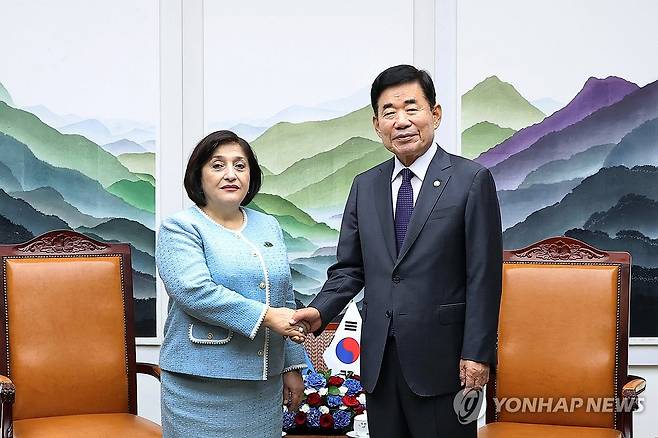 김진표 의장, 가파로바 아제르바이잔 국회의장과 회담 (서울=연합뉴스) 김진표 국회의장이 1일 국회에서 가파로바 아제르바이잔 국회의장과 회담 전 포즈를 취하고 있다. 2023.11.1 [국회의장실 제공. 재판매 및 DB금지] uwg806@yna.co.kr