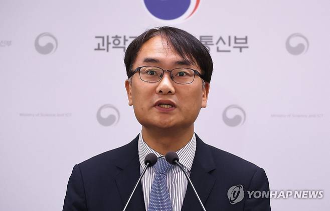 지방 디지털 경쟁력 강화 방안 발표하는 이도규 소프트웨어정책관 (세종=연합뉴스) 김주형 기자 = 이도규 과학기술정보통신부 소프트웨어정책관이 1일 세종시 정부세종청사에서 지방 디지털 경쟁력 강화방안 주요 내용을 설명하고 있다. 2023.11.1 kjhpress@yna.co.kr