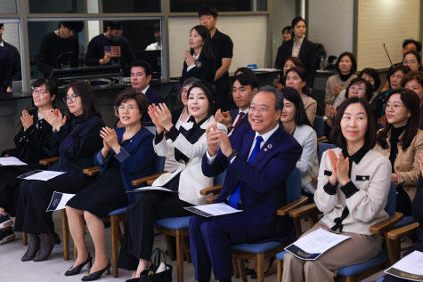 김건희 여사가 2일 서울 용산 대통령실 파인글라스에서 열린 ‘발달장애 예술인과 함께하는 요요마 토크콘서트’에 참석하고 있다.  (사진=연합뉴스)