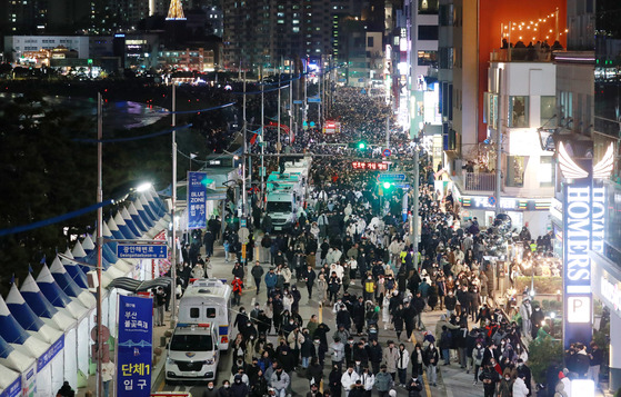 지난해 12월 17일 밤 부산 광안리 해변 일대에서 열린 부산불꽃축제 관람객들이 관람을 마치고 빠져나가고 있다. 〈사진=연합뉴스〉