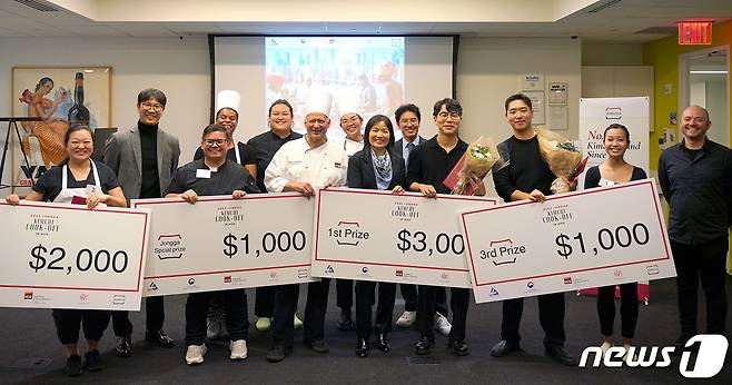 '종가 김치 쿡 오프 인 뉴욕'(JONGGA Kimchi Cook Off in New York)에서 수상자와 심사위원단이 기념촬영을 하고 있다.(대상 제공)