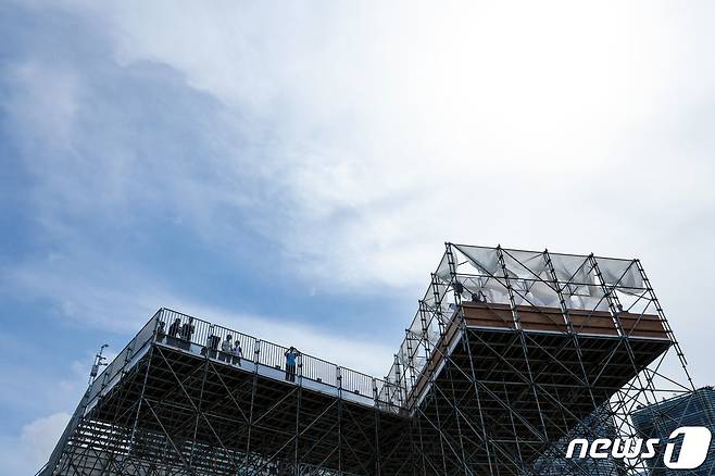 '제4회 서울도시건축비엔날레'를 맞아 서울 종로구 열린송현녹지광장에 설치된 전망대 하늘소. /뉴스1 ⓒ News1 이동해 기자