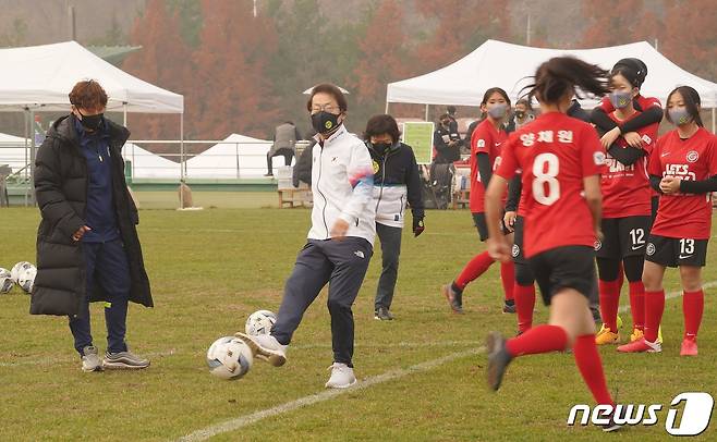 조희연 서울시교육감이 경기 파주 NFC 축구 국가대표 트레이닝 센터에서 여학생 축구 스포츠클럽 활성화와 일상회복 준비를 위해 열린 2021 공차소서(공을차자! 소녀들아! 서울에서!) 페스티벌에 참석해 여학생들과 연습 경기하고 있다. (서울시교육청 제공) /뉴스1 ⓒ News1 임세영 기자