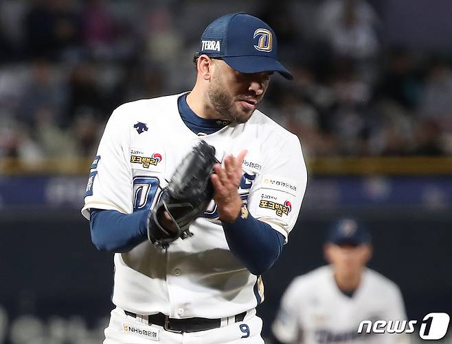 2일 오후 경남 창원NC파크에서 열린 프로야구 '2023 신한은행 SOL KBO 포스트시즌' 플레이오프 3차전 kt 위즈와 NC 다이노스의 경기 5회초 2사 주자 없는 상황 NC 태너가 kt 황재균을 삼진아웃 시킨 후 손뼉을 치고 있다.. 2023.11.2/뉴스1 ⓒ News1 윤일지 기자