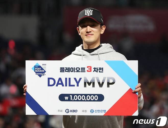 2일 오후 경남 창원NC파크에서 열린 프로야구 '2023 신한은행 SOL KBO 포스트시즌' 플레이오프 3차전 kt 위즈와 NC 다이노스의 경기에서 MVP를 차지한 kt 고영표가 기념촬영을 하고 있다. 이날 경기는 kt가 3대 0으로 승리했다. 2023.11.2/뉴스1 ⓒ News1 윤일지 기자