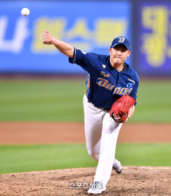 NC 이용찬이 31일 수원KT위즈파크에서 열린 2023 KBO 플레이오프 2차전 KT전 8회말 2사 3루에서 등판해 역투하고 있다. 2023.10.31. 수원 | 강영조기자 kanjo@sportsseoul.com